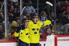 Švédové slaví gól ve finále MS juniorů 2026 proti Česku.