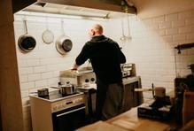 Je to malý svět sám pro sebe, kde se mísí vůně trhaného masa, klábosení postávajících strávníků a příběh muže, který do Prahy přijel na půl roku.