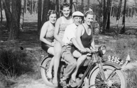 Petru Doležalovi se podařilo nashromáždit archiv fotografií nadšenců a majitelů motorek v tehdejším Československu.