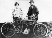 Při vydání první knihy se mu ozvalo mnoho lidí, kteří měli buď informace k fotkám, nebo mu nabídli svůj vlastní archiv.