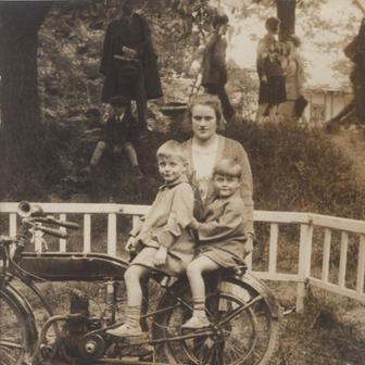 Jde o působivou sbírku fotek, autor se snaží dohledávat i informace jak o jednotlivých strojích, tak i místech, kde byly pořízeny.