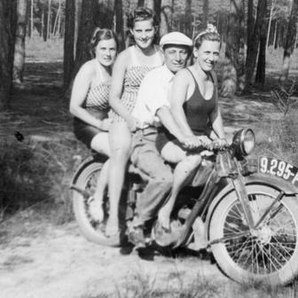 Petru Doležalovi se podařilo nashromáždit archiv fotografií nadšenců a majitelů motorek v tehdejším Československu.