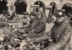 Zde pětice motocyklistů na náměstí v Hradci Králové.