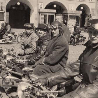 Zde pětice motocyklistů na náměstí v Hradci Králové.