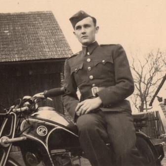 V knize se samozřejmě objevují hojně Jawy a ČZ, ale také často málo známé značky.