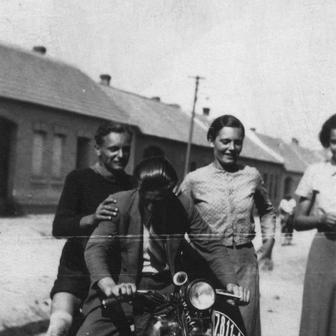 Autor vyzývá čtenáře, aby se mu ozvali, pokud sami mají zajímavý archiv.