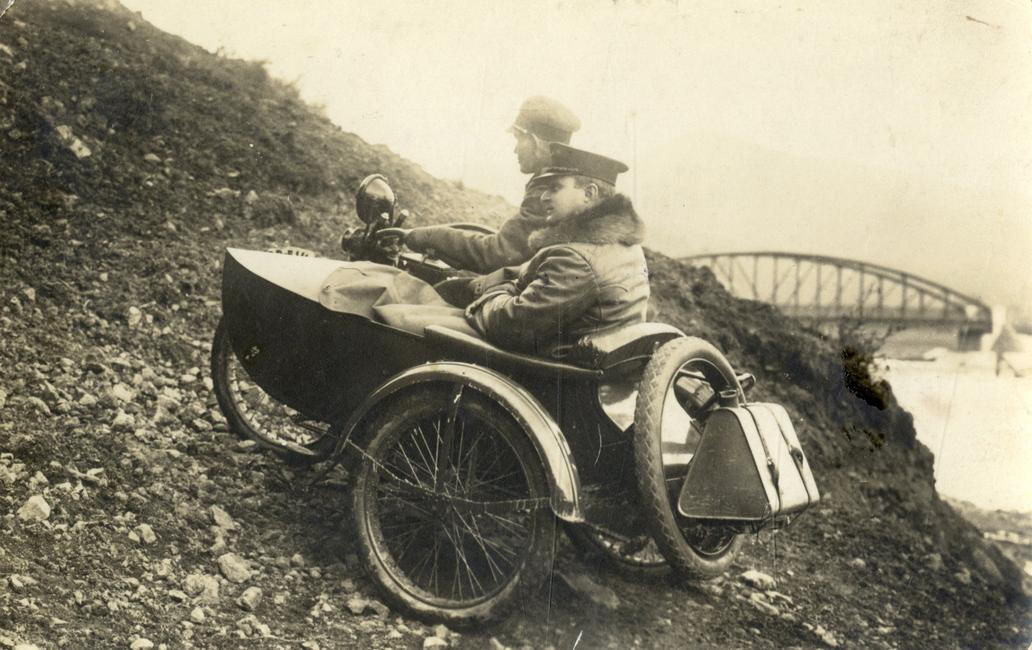 Archiv z knihy Motocykly v Československu 2. Mnohdy jde o snímky z rodinných alb.