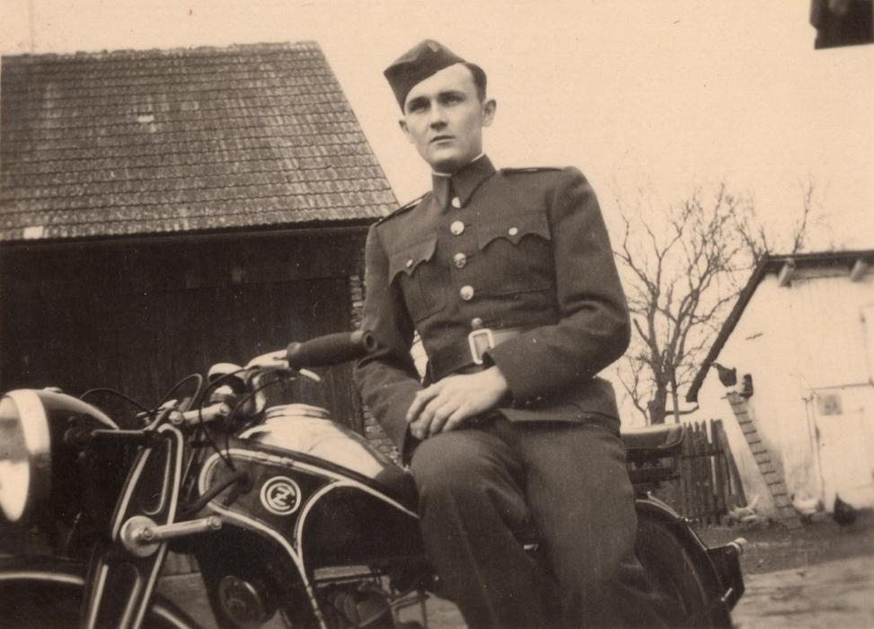 V knize se samozřejmě objevují hojně Jawy a ČZ, ale také často málo známé značky.