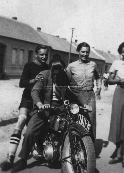 Autor vyzývá čtenáře, aby se mu ozvali, pokud sami mají zajímavý archiv.