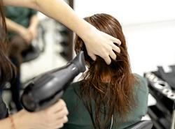 Po letech vyžehlených délek, tvrdých linií a nekonečného stylingu přichází úleva.