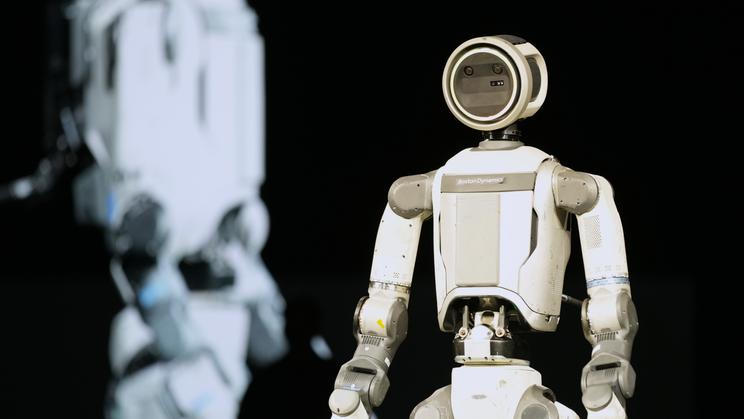 Robot Atlas na přehlídce Hyundai a Boston Dynamics