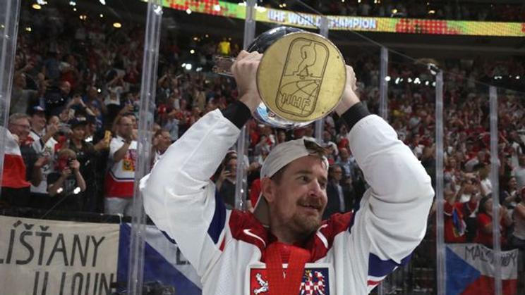 Kapitán české reprezentace Roman Červenka s trofejí pro mistry světa