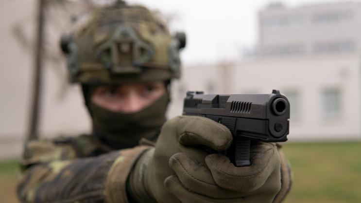 Pistole CZ P-10 C v rukou českého vojáka. Právě z tohoto modelu vychází i zbraň pro Bundeswehr označená jako P13.