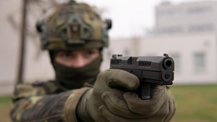 Pistole CZ P-10 C v rukou českého vojáka. Právě z tohoto modelu vychází i zbraň pro Bundeswehr označená jako P13.