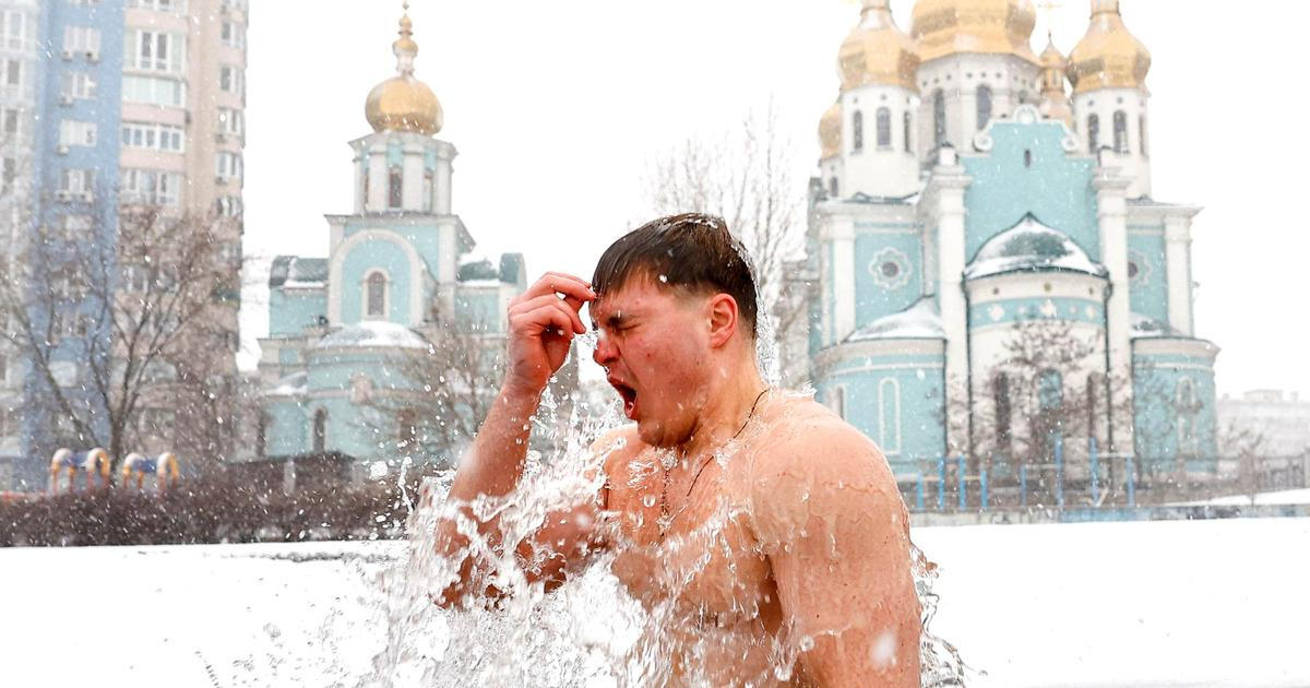 Ledová voda místo Jordánu. Ukrajinci dodržují zvyky i za války