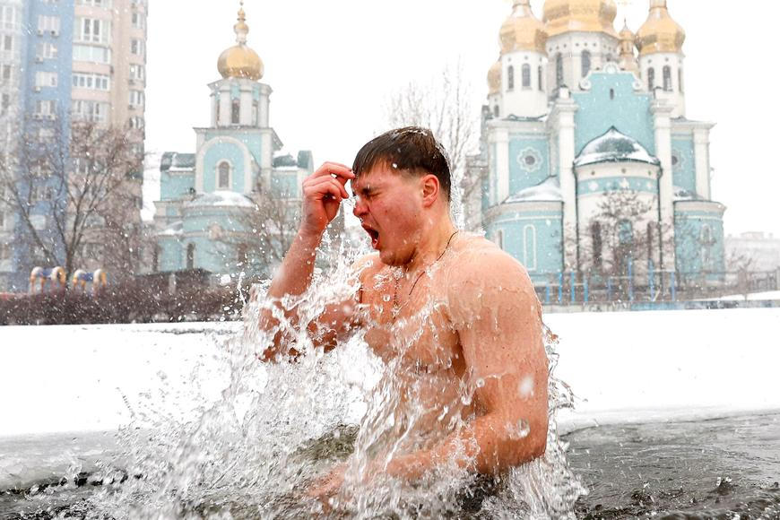 Ledová voda místo Jordánu. Ukrajinci dodržují zvyky i za války