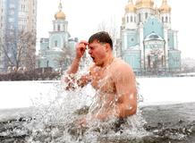 Ledová voda místo Jordánu: Ukrajinci slaví Zjevení Páně i v době války