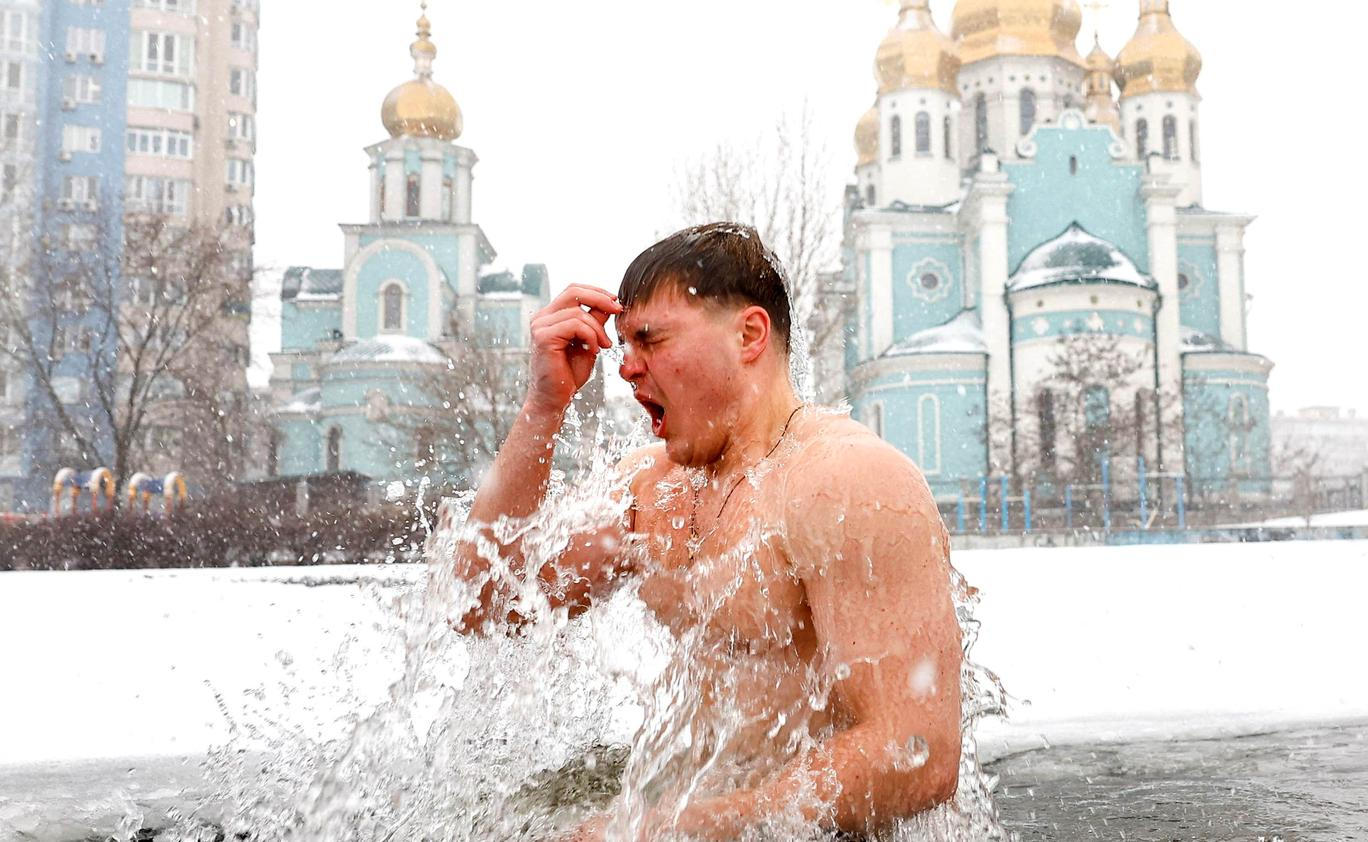 Ledová voda místo Jordánu: Ukrajinci slaví Zjevení Páně i v době války