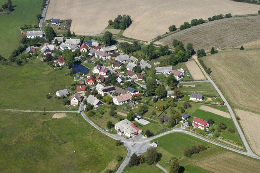 Letecký pohled na vesnic Odranec, místní část obce Věcov, kde 11. června 1619 spadly tři meteoritické fragmenty, z nichž třetí nebyl nikdy nalezen.