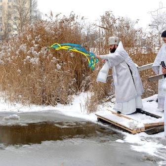 Ledová voda místo Jordánu: Ukrajinci slaví Zjevení Páně i v době války