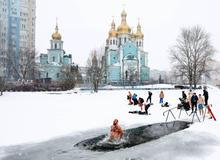 Ledová voda místo Jordánu: Ukrajinci slaví Zjevení Páně i v době války