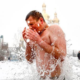 Ledová voda místo Jordánu: Ukrajinci slaví Zjevení Páně i v době války