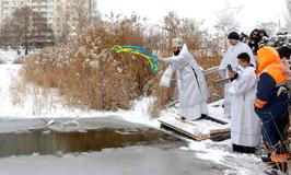 Ledová voda místo Jordánu: Ukrajinci slaví Zjevení Páně i v době války