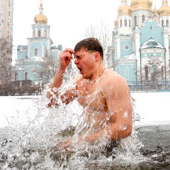 Ledová voda místo Jordánu: Ukrajinci slaví Zjevení Páně i v době války