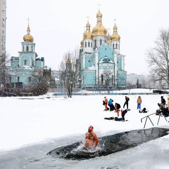 Ledová voda místo Jordánu: Ukrajinci slaví Zjevení Páně i v době války