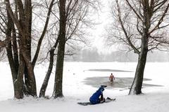 Ledová voda místo Jordánu: Ukrajinci slaví Zjevení Páně i v době války