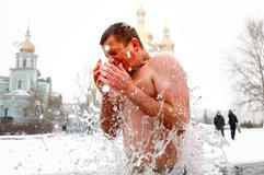 Ledová voda místo Jordánu: Ukrajinci slaví Zjevení Páně i v době války