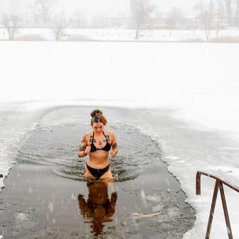 Ledová voda místo Jordánu: Ukrajinci slaví Zjevení Páně i v době války