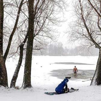 Ledová voda místo Jordánu: Ukrajinci slaví Zjevení Páně i v době války