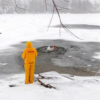 Ledová voda místo Jordánu: Ukrajinci slaví Zjevení Páně i v době války
