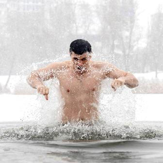 Ledová voda místo Jordánu: Ukrajinci slaví Zjevení Páně i v době války