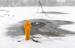 Ledová voda místo Jordánu: Ukrajinci slaví Zjevení Páně i v době války