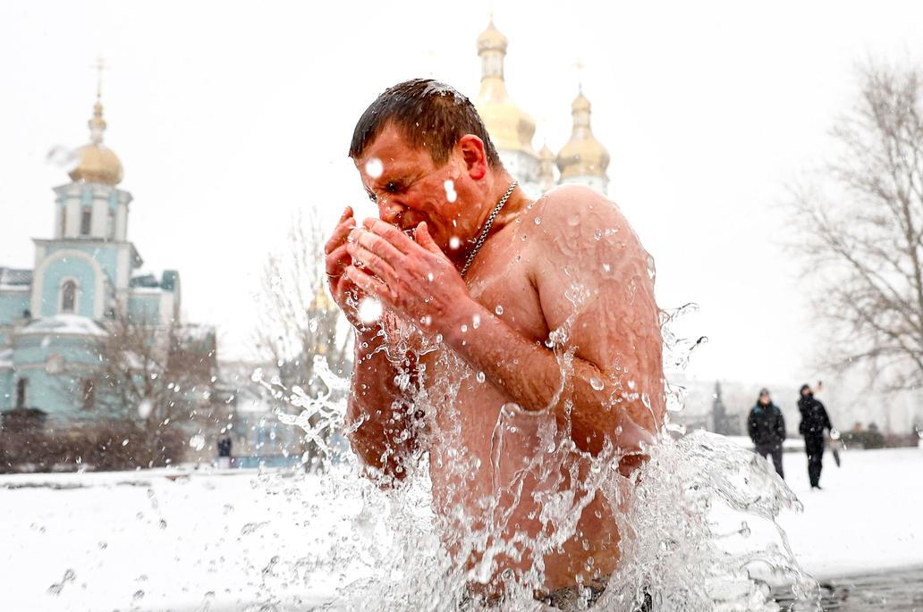 Ledová voda místo Jordánu: Ukrajinci slaví Zjevení Páně i v době války