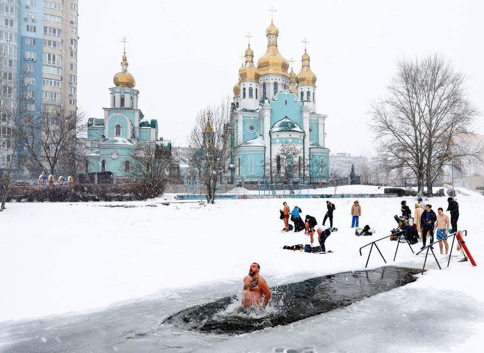 Ledová voda místo Jordánu: Ukrajinci slaví Zjevení Páně i v době války