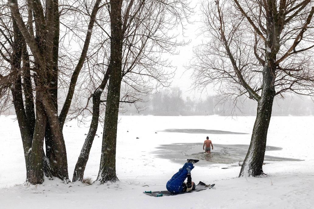 Ledová voda místo Jordánu: Ukrajinci slaví Zjevení Páně i v době války