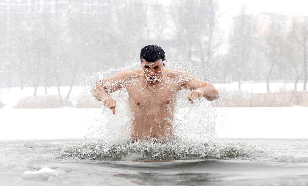 Ledová voda místo Jordánu: Ukrajinci slaví Zjevení Páně i v době války