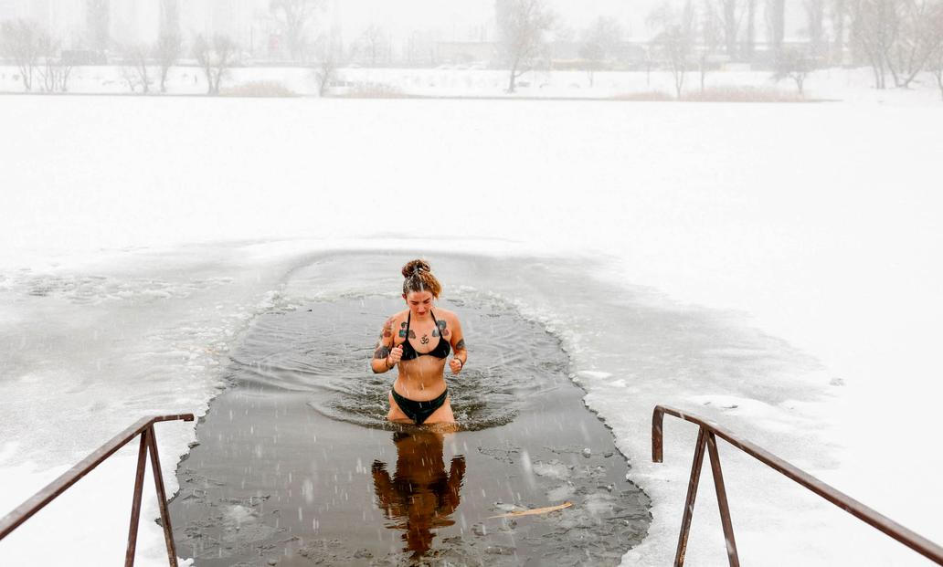 Ledová voda místo Jordánu: Ukrajinci slaví Zjevení Páně i v době války