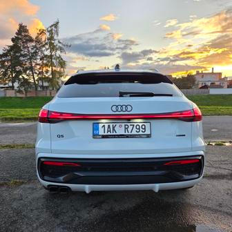 Zadní světla jsou propojená světelnou lištou a svítí i znak Audi.