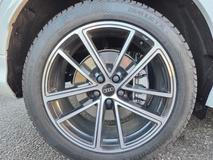 Volitelná 20palcová kola dobře vypadají, a navíc v kombinaci se vzduchovým podvozkem ani nepoznáte, že jsou ráfky skutečně tak velké.