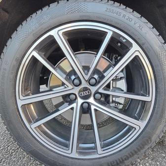 Volitelná 20palcová kola dobře vypadají, a navíc v kombinaci se vzduchovým podvozkem ani nepoznáte, že jsou ráfky skutečně tak velké.