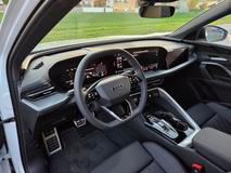 Kabina vyznává především digitální prostředí, fyzických tlačítek je naprosté minimum. Nicméně orientace v ovládání je velmi rychlá, palubní systém je intuitivní.