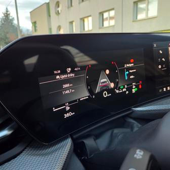 11,9palcové budíky mají velmi dobrou grafiku a jsou přehledné, škoda jen, že neumí přenést obraz z navigace v telefonu.