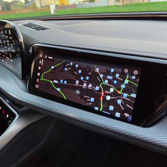 Spolujezdec tak může třeba sledovat navigaci,...