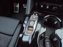 Decentní volič dvouspojkového automatu.