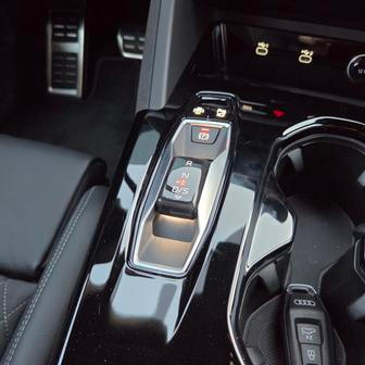 Decentní volič dvouspojkového automatu.