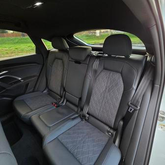 Díky širokému středovému tunelu je Q5 Sportback spíše dvoumístná, svažující se střechy omezuje prostor nad hlavou, ale před koleny je ho naopak dostatek.